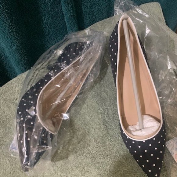 Isaac Mizrahi Black heels with white dots and white piping - Picture 4 of 10